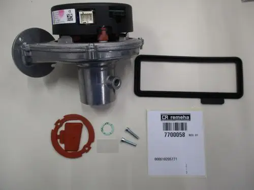 Ventilator von Remeha mit montiertem Gehäuse, Dichtungen und Schrauben. Zubehörteile wie Gummiring, Scheibe und abnehmbarer Deckel sind ebenfalls sichtbar.